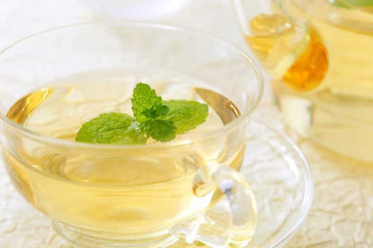 بادرنجبویه چیست؟ خواص عوارض، طرز مصرف و فواید دمنوش بادرنجبویه