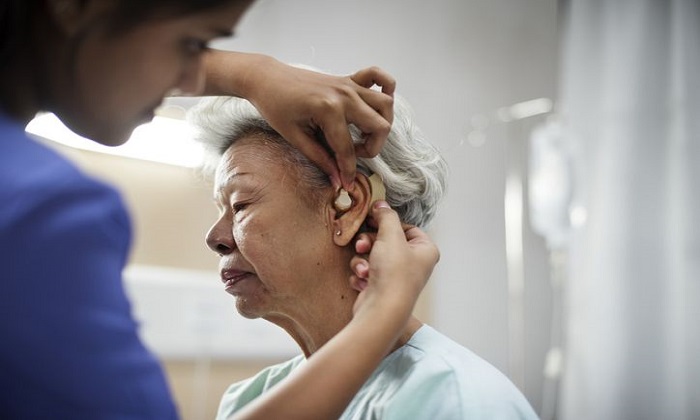 4 خطر سلامت پنهان کم شنوایی