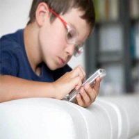 آیا موبایل و تبلت, سلامت کودکان ما را تهدید می کند استفاده از گوشی های هوشمند چه تاثیری بر بینایی کودکان دارد آیا خطر کوری در کمین کودکان است
