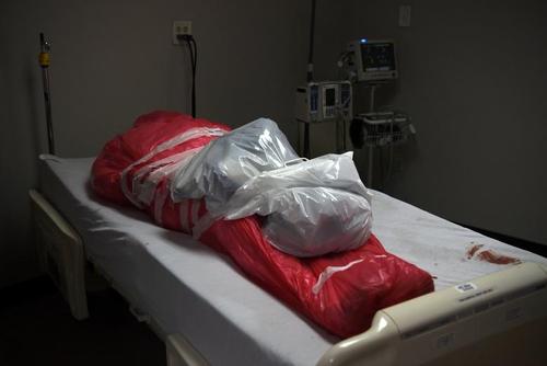 بسته شدن پرونده زندگی یک بیمار بدحال کرونایی در بیمارستانی در شهر هیوستون ایالت تگزاس آمریکا