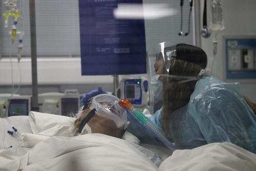 خداحافظی فرزند از مادر 76 ساله بدحال کرونایی در بیمارستانی در شهر سانتیاگو شیلی
